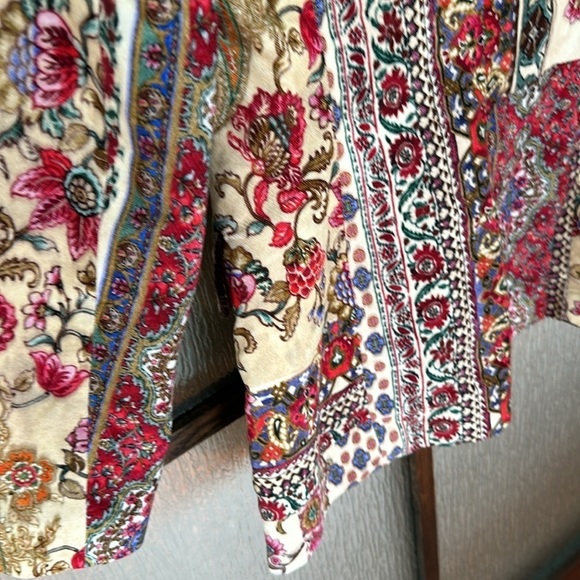 SFIZIO Printed Velvet Blazer
$548 original retail size says 2 but fits up to 6 - Picture 15 of 16